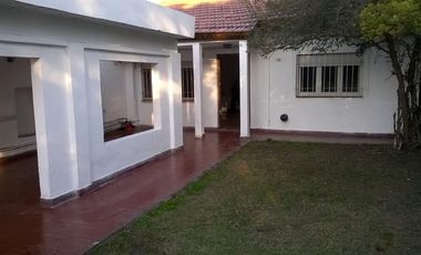 Chalet 2 dormitorios jardin y cochera para 2 autos