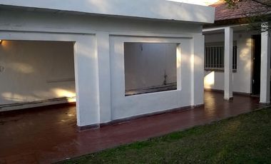 Chalet 2 dormitorios jardin y cochera para 2 autos