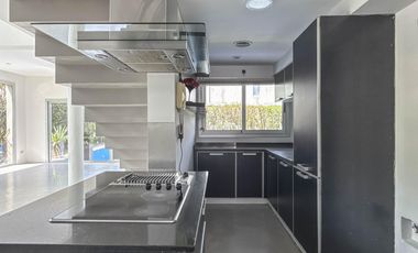 Casa en Alquiler en Barrio Los Sauces, Nordelta,  3 dor, play, 4 baños, impec, con pileta.