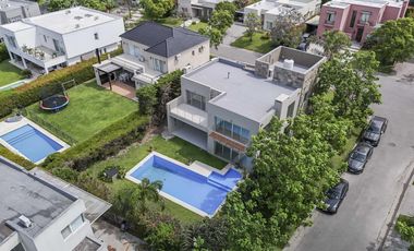 Casa en Alquiler en Barrio Los Sauces, Nordelta,  3 dor, play, 4 baños, impec, con pileta.