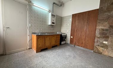 Casa de Pasillo venta Zona Río ideal reciclar a mts de BV. Oroño.