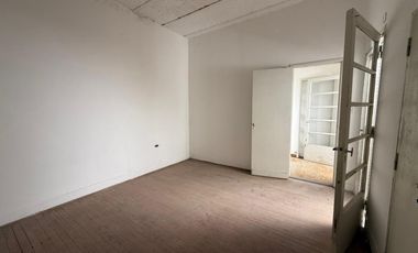 Casa de Pasillo venta Zona Río ideal reciclar a mts de BV. Oroño.