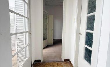 Casa de Pasillo venta Zona Río ideal reciclar a mts de BV. Oroño.