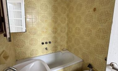 Casa de Pasillo venta Zona Río ideal reciclar a mts de BV. Oroño.