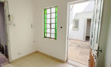 Casa de Pasillo venta Zona Río ideal reciclar a mts de BV. Oroño.