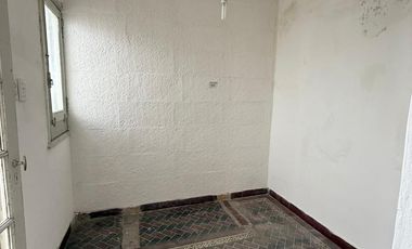 Casa de Pasillo venta Zona Río ideal reciclar a mts de BV. Oroño.