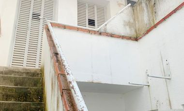 Casa de Pasillo venta Zona Río ideal reciclar a mts de BV. Oroño.