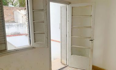 Casa de Pasillo venta Zona Río ideal reciclar a mts de BV. Oroño.