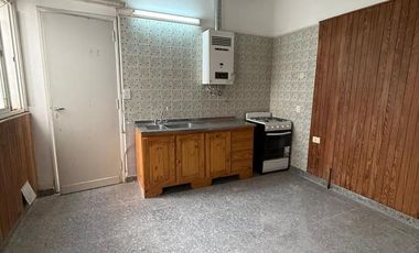 Casa de Pasillo venta Zona Río ideal reciclar a mts de BV. Oroño.