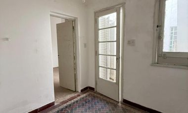 Casa de Pasillo venta Zona Río ideal reciclar a mts de BV. Oroño.