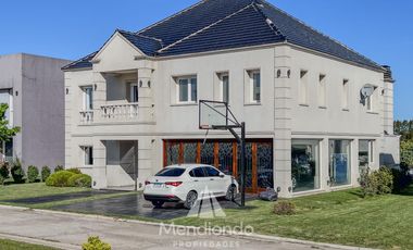 Casa 5 amb con piscina y cochera triple en Barrio Privado Tierras del Mar