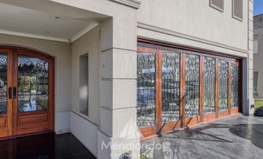 Casa 5 amb con piscina y cochera triple en Barrio Privado Tierras del Mar