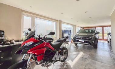 Casa 5 amb con piscina y cochera triple en Barrio Privado Tierras del Mar