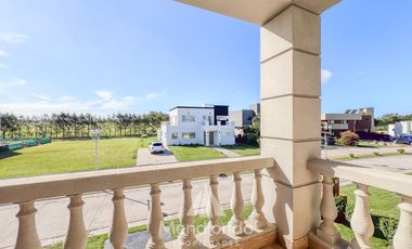 Casa 5 amb con piscina y cochera triple en Barrio Privado Tierras del Mar