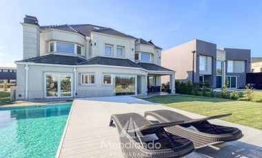 Casa 5 amb con piscina y cochera triple en Barrio Privado Tierras del Mar