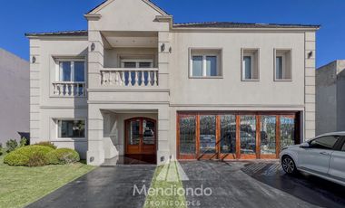 Casa 5 amb con piscina y cochera triple en Barrio Privado Tierras del Mar
