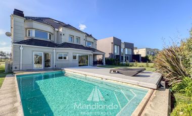 Casa 5 amb con piscina y cochera triple en Barrio Privado Tierras del Mar