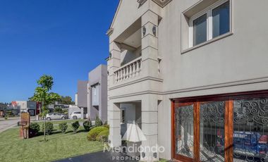 Casa 5 amb con piscina y cochera triple en Barrio Privado Tierras del Mar