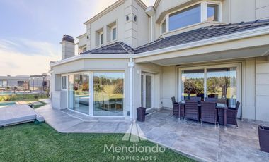 Casa 5 amb con piscina y cochera triple en Barrio Privado Tierras del Mar