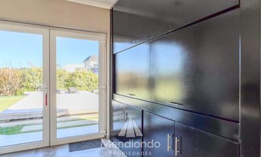 Casa 5 amb con piscina y cochera triple en Barrio Privado Tierras del Mar