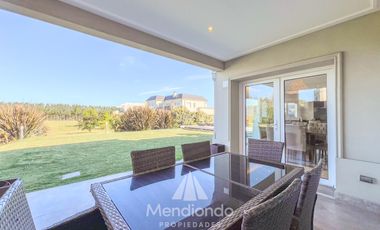 Casa 5 amb con piscina y cochera triple en Barrio Privado Tierras del Mar