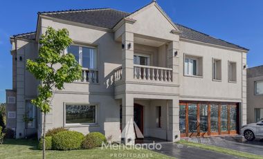 Casa 5 amb con piscina y cochera triple en Barrio Privado Tierras del Mar