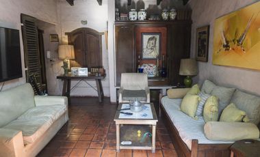 Casa con local comercial.