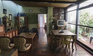 Casa con local comercial.