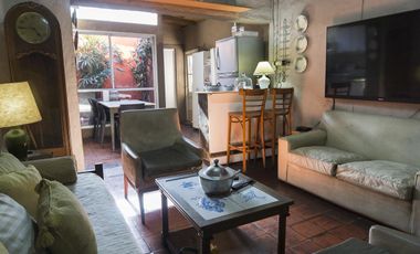 Casa con local comercial.