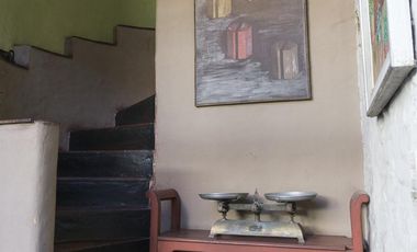 Casa con local comercial.