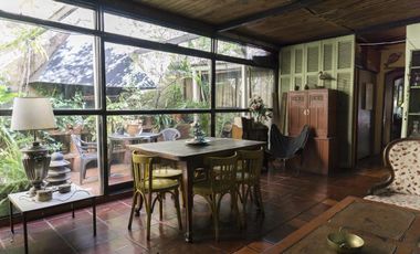 Casa con local comercial.