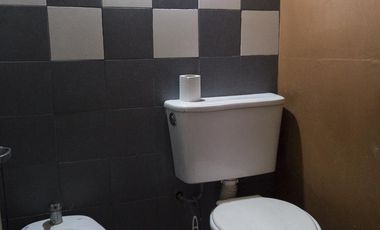 Casa con local comercial.