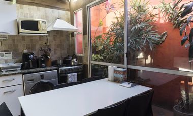 Casa con local comercial.