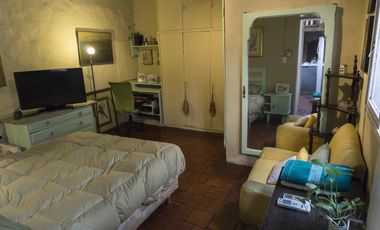 Casa con local comercial.