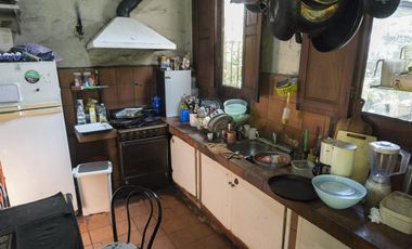 Casa con local comercial.