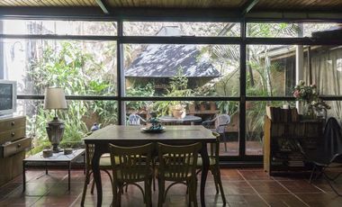 Casa con local comercial.