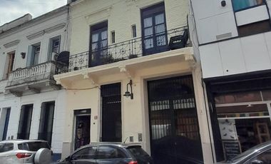 Casa con local comercial.