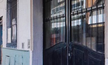 Casa con local comercial.