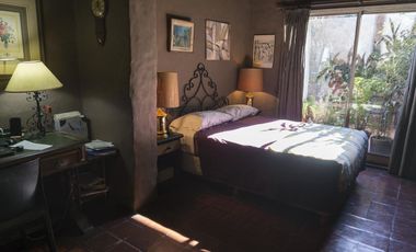 Casa con local comercial.