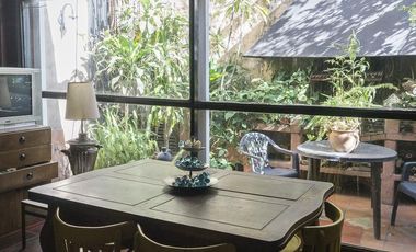 Casa con local comercial.