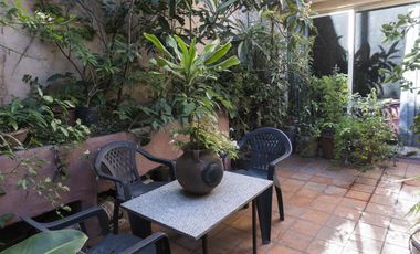 Casa con local comercial.