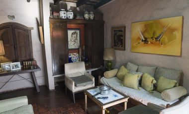 Casa con local comercial.