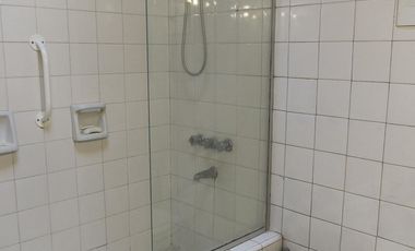 Casa con local comercial.