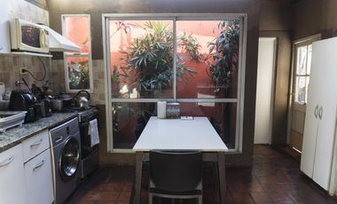 Casa con local comercial.