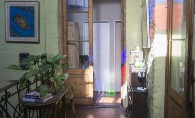 Casa con local comercial.