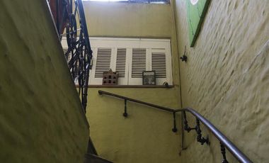 Casa con local comercial.