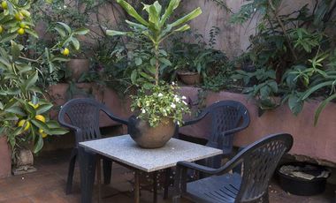 Casa con local comercial.