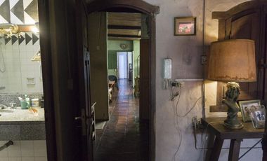 Casa con local comercial.