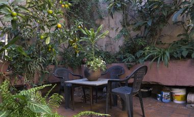 Casa con local comercial.