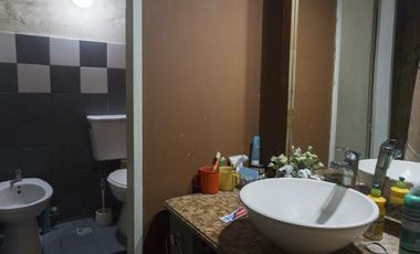 Casa con local comercial.